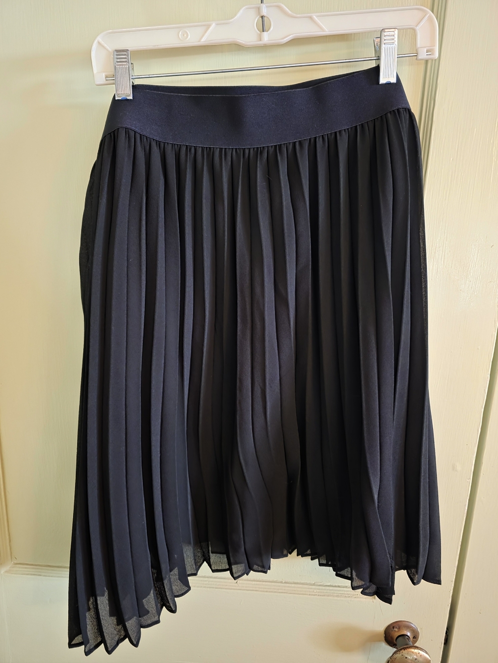 Torrid Black Pleated Chiffon Skirt (Size 4)